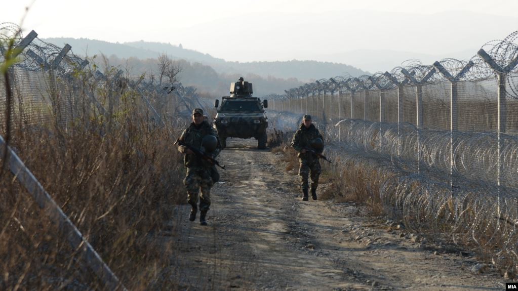 Europejska policja patroluje mur na granicy Grecji i Macedonii