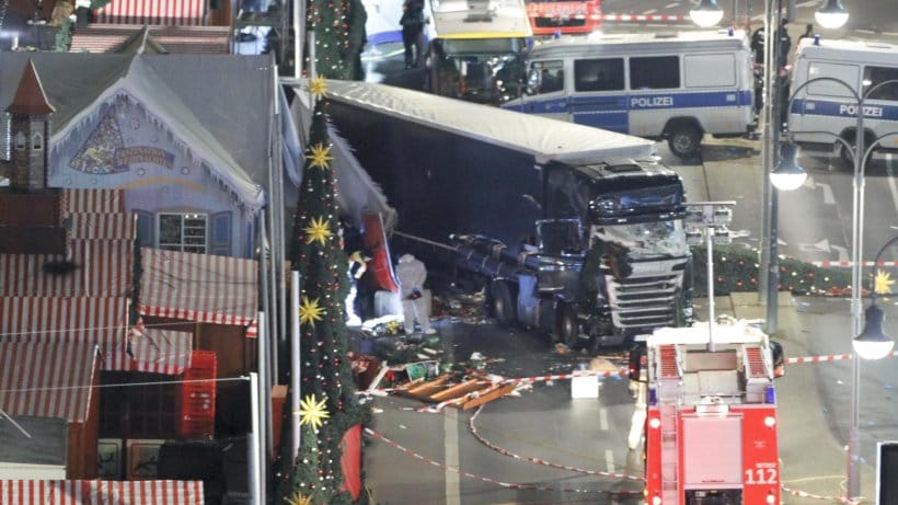 Polska ciężarówka, którą kierował Anis Amri dokonując zamachu terrorystycznego w Berlinie (zdj. flickr Karl-Ludwig Poggemann)