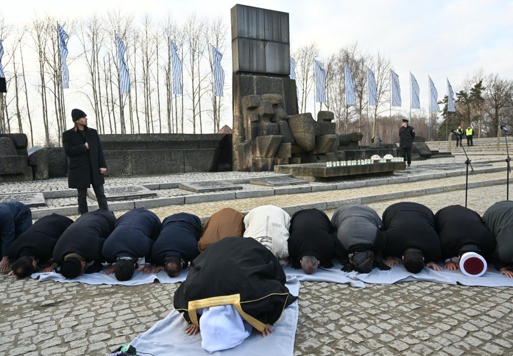 Modlitwa muzułmanów w Auschwitz (fot. Bartosz Bartyzel, www.auschwitz.org)
