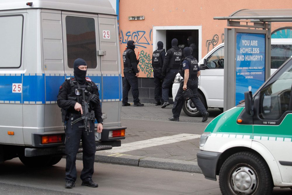 Policjanci niemieccy w trakcie nalotu na meczet Al-Irschad w Berlinie. (Zdj Odd ANDERSEN / AFP/ Eastnews)