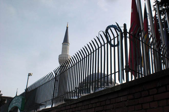 Ogrodzenie meczetu DITIB Sehitlik w Berlinie (zdj. onnola, flickr)