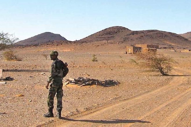 Żołnierz Mauretanii pilnujący składu amunicji. Na słabości w bezpieczeństwie wskazuje Departament Stanu USA (zdj. Departament Stanu USA)