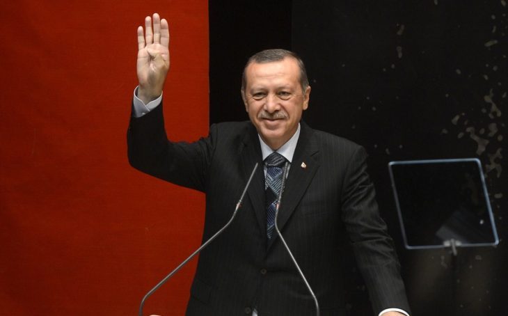 Erdogan wykonujący gest islamistów "Rabia" zdj. Needpix, CC