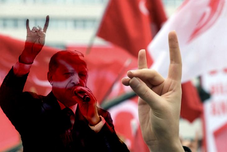 Prezydent Turcji na wiecu partyjnym wykonuje tzw. wilcze pozdrowienie (2018 r.), źródło: youtube.com