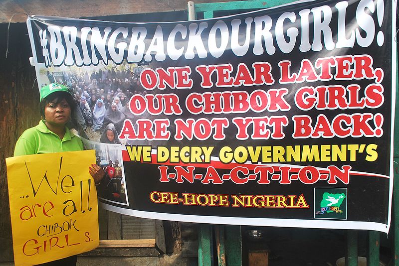 Transparent krytykujący bierną postawę rządu w rok po porwaniu dziewczynek przez Boko Haram