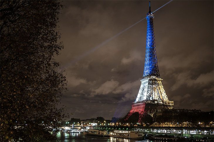Wieża Eiffla podświetlona w barwach Republiki Francuskiej kontra islamistyczny ekstremizm