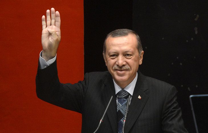 Jeszcze niedawno Erdogan bardzo chętnie pozował ze znakiem Rabia (4 palce) symbolem sprzeciwu Bractwa Muzułmańskiego wobec obecnych władz Egiptu (zdj. pixabay)