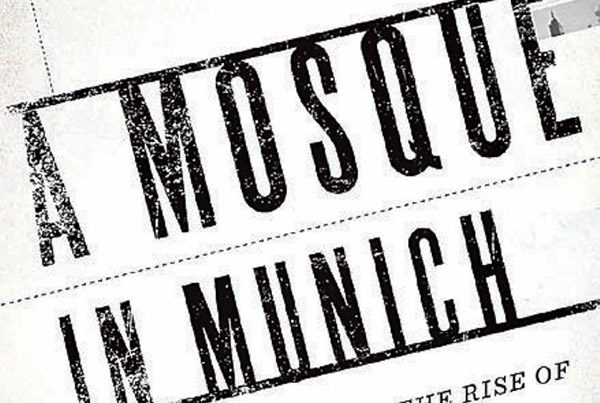 Fragment okładki książki "Meczet w Monachium" Iana Johnsona opisujący powstanie Bractwa Muzułmańskiego w Niemczech.