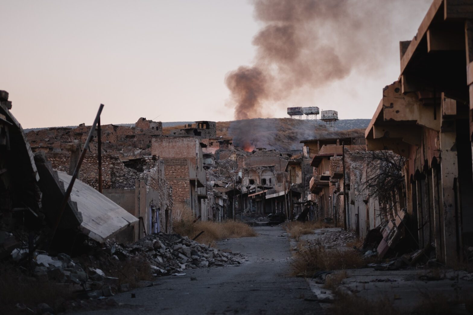 Ruiny Sindżar, miasta Jazydów, po upadku Państwa Islamskiego 2019 rok (zdj. wikimedia)