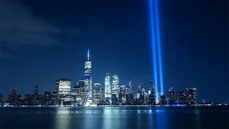 Światła na Manhattanie. Hołd oddany dwóm wieżom WTC zniszczonym 9/11 (zdj. Pixabay)