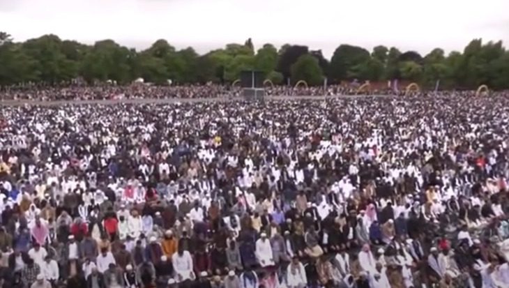 Celebracja Eid przez muzułmanów w Birmingham. (zdj. YT) problem z islamizmem