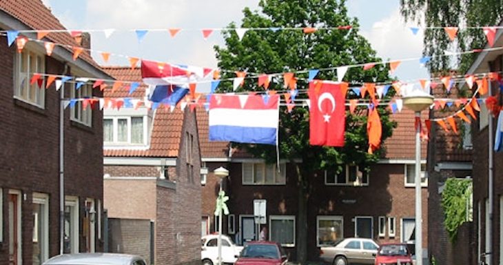Turecka i holenderska flaga w wielokulturowej dzielnicy Eindhoven (zdj. ilustracyjne wikimedia)