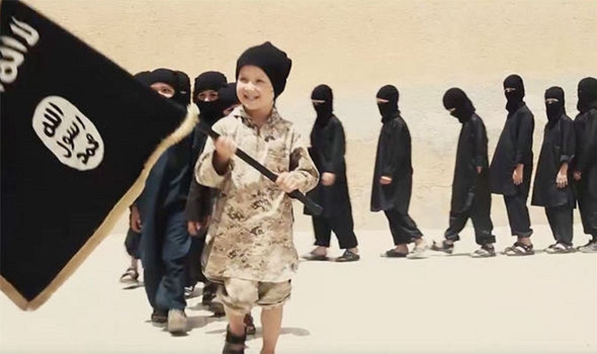 Dzieci zideologizowane przez terrorystów (zdj. propaganda ISIS)