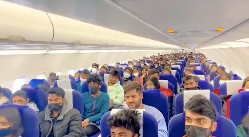 Hinduscy studenci z Ukrainy wracają samolotem z Warszawy do Indii (zdj. ilustracyjne Twitter)