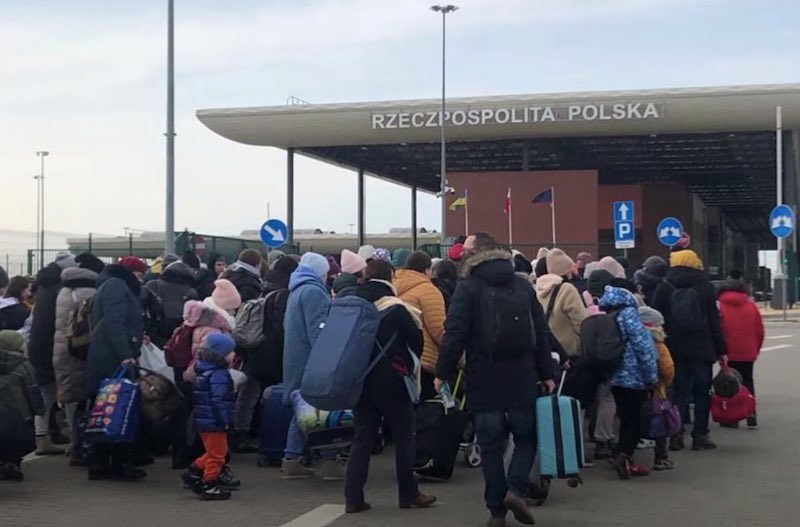 Uchodźcy z Ukrainy przed polskim przejściem granicznym (zdj. ilust. Straż Graniczna)