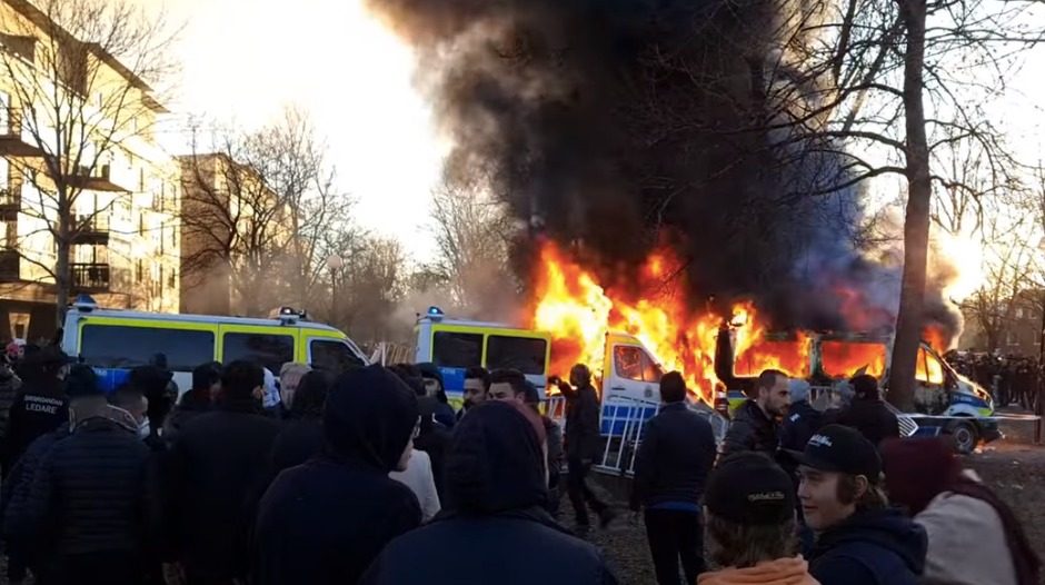 Zamieszki w Orebro w Szwecji po spalenie Koranu. (zdj. YT)