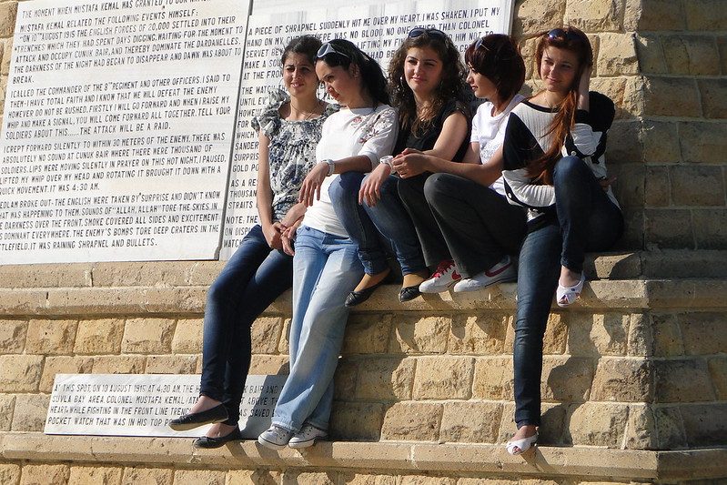 Młode Turczynki na pomniku Ataturka, Gallipoli (zdj. Adam Jones/Flickr)