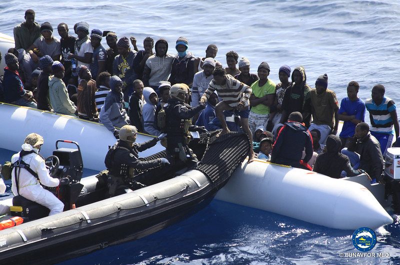 Przejmowanie imigrantów na morzu (zdj. ilustracyjne Flickr/CSDP EAS)