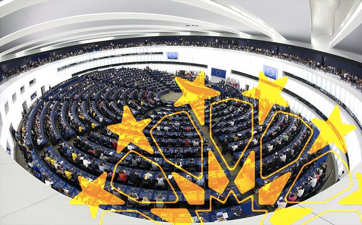Parlament Europejski i logo FEMYSO (zdj. wikimedia i FB/FEMYSO)