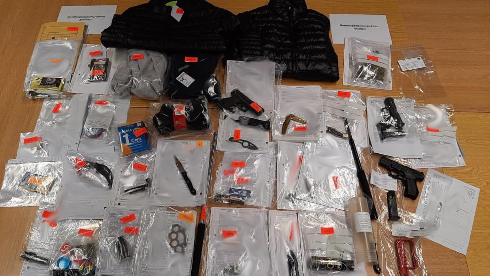 Narzędzia skonfiskowane podczas jednego z nalotów policji w listopadzie (zdj. Policja Brema)