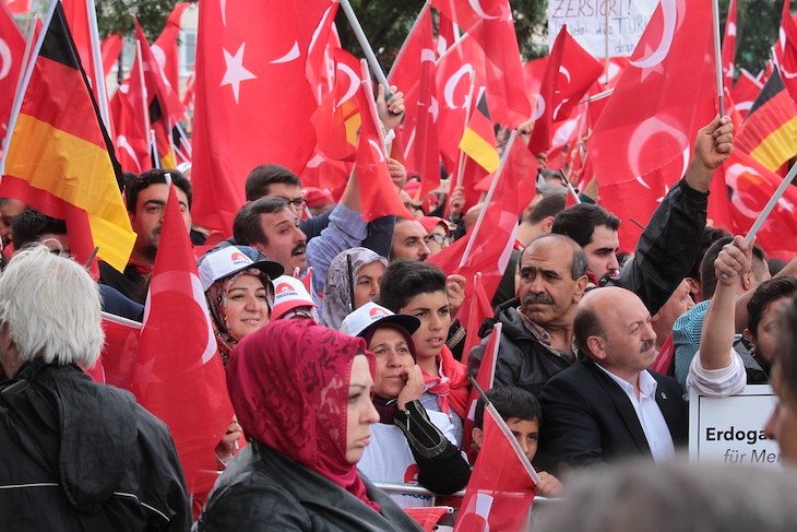 Demonstracja poparcia dla Erdogana w Kolonii (zdj. wikimedia)