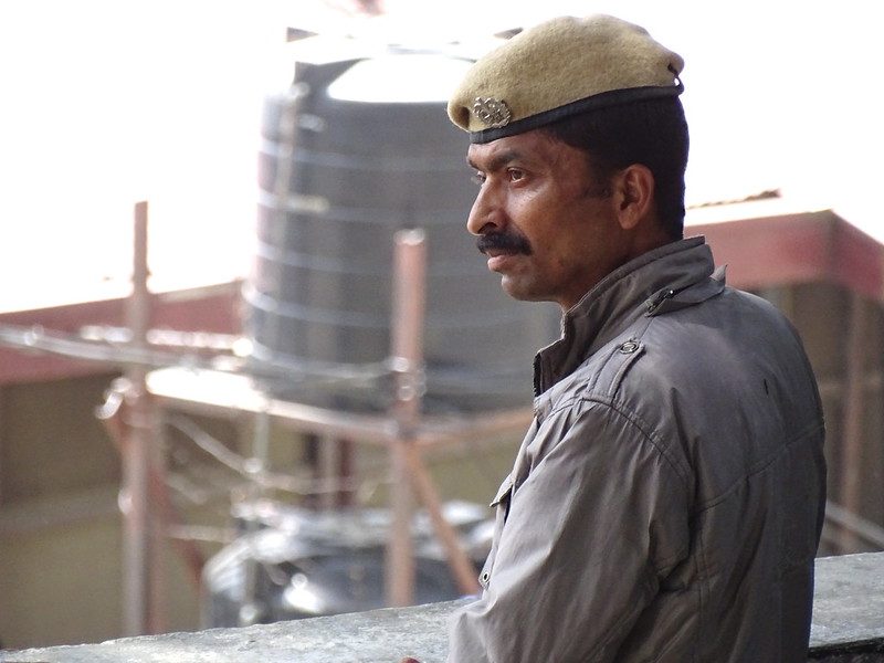 Policjant na służbie. Indie, stan Himachal Pradesh przy granicy ze sporym terytorium z Pakistanem. (Adam Jones/Flickr)