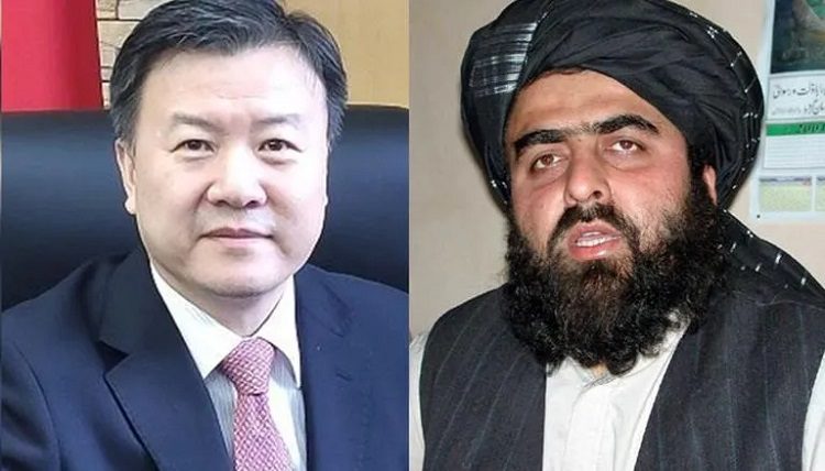 Ambasador Chin w Kabulu Wang Yu, minister w rządzie talibów Amir Khan Muttaqi.