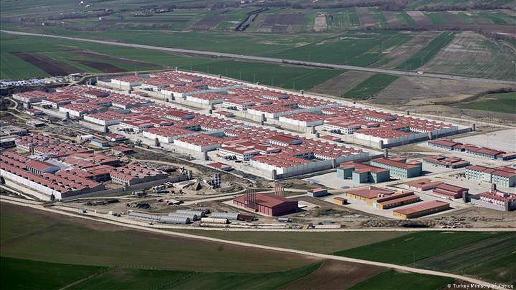 Więzienie Marmara d. Silivri w europejskiej części Turcji na zachód od Stambułu. Największe więzienie w Europie, złą sławę zyskało także ze względu na osadzonych tam znanych więźniów.