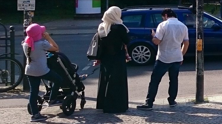 Kobieta ubrana w hidżab i abaję. Zdjęcie ilustracyjne. Wikipedia.