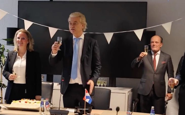 Wilders świętuje zwycięstwo ze współpracownikami (zdj. PVV)