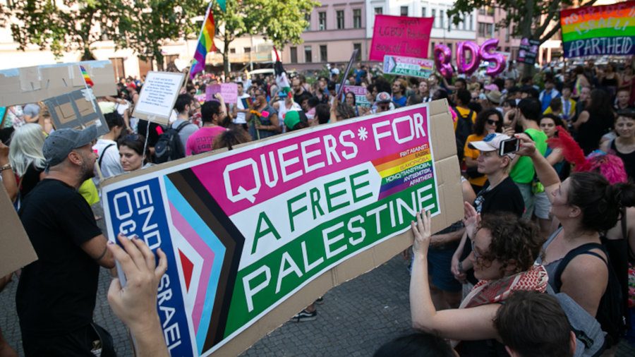 "Queer dla Palestyny", zdjęcie z protestów studentów amerykańskich uniwersytetów na rzecz Palestyny (CC Montecruz Foto)