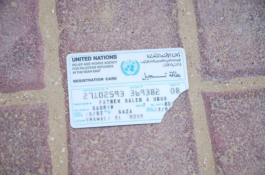 Karta UNRWA znaleziona przy terroryście wraz z AK-47 i amunicją podczas nalotu izraelskich służb w 2007 roku, w Południowej Gazie (zdj. wikimedia)
